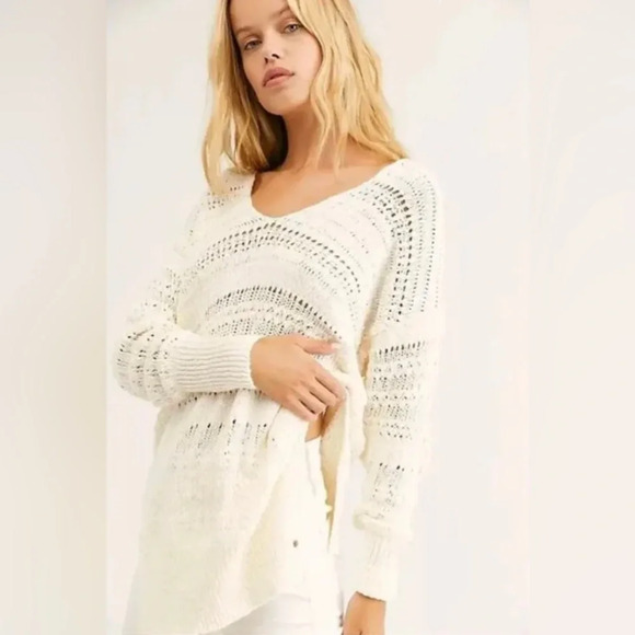 Free People Sweaters - Free People Ivory Hot Tropics V-Neck Tunic Pullover Knit Sweater Size SMALL NWOT